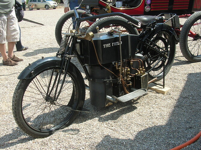 oldtimer-motorrad-mit-holzvergaser-432445b1-bd74-4400-8be2-0f18d8efd7d7
