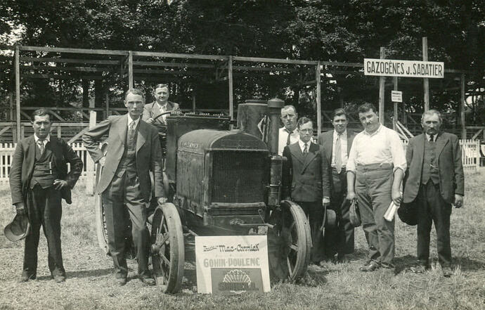 1370164628-Tracteur-e-quipe-en-gazoge-ne-Gohin-Poulenc